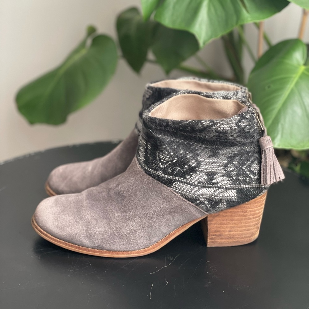 Toms Leila Aztec Print Gray Suede Heel Ankle Booties Sz 8 - Picture 2 of 8